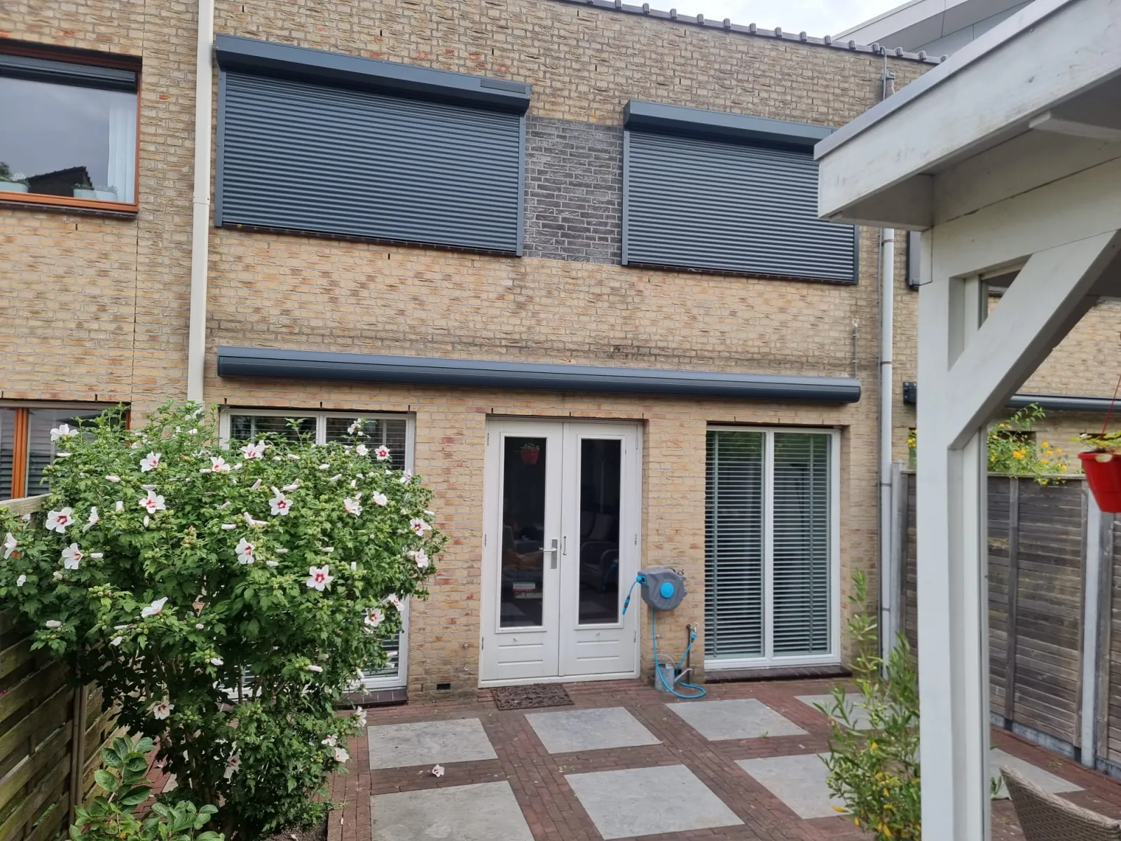 Volledig gesloten rolluiken voor de slaapkamerramen van een woning