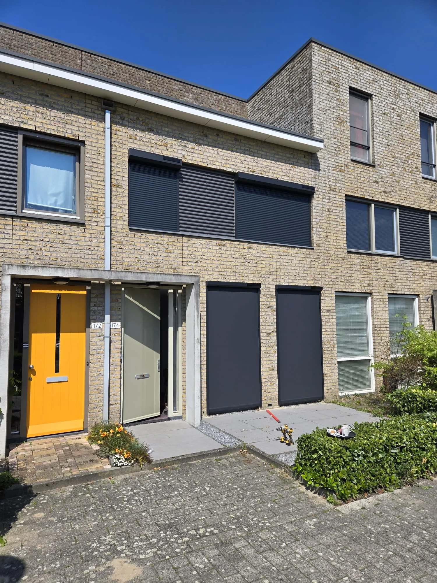 Rijtjeswoning direct aan de straat met neergelaten rolluiken