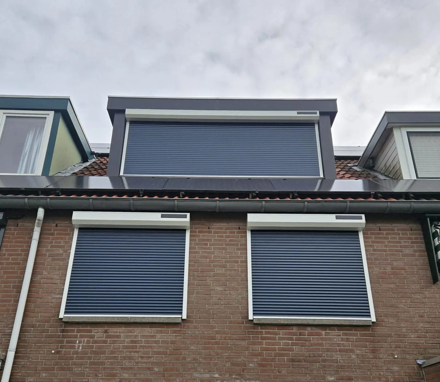 Solar rolluiken met zonnepaneel op de kast