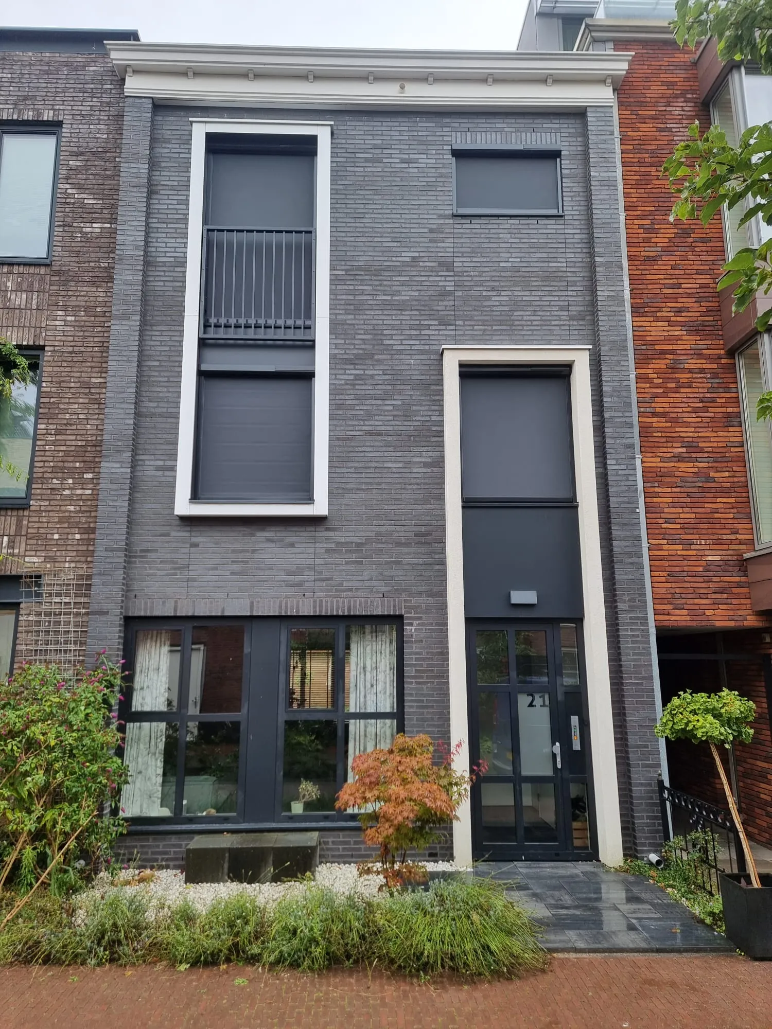 Woning direct aan de straat met gesloten screens voor de ramen