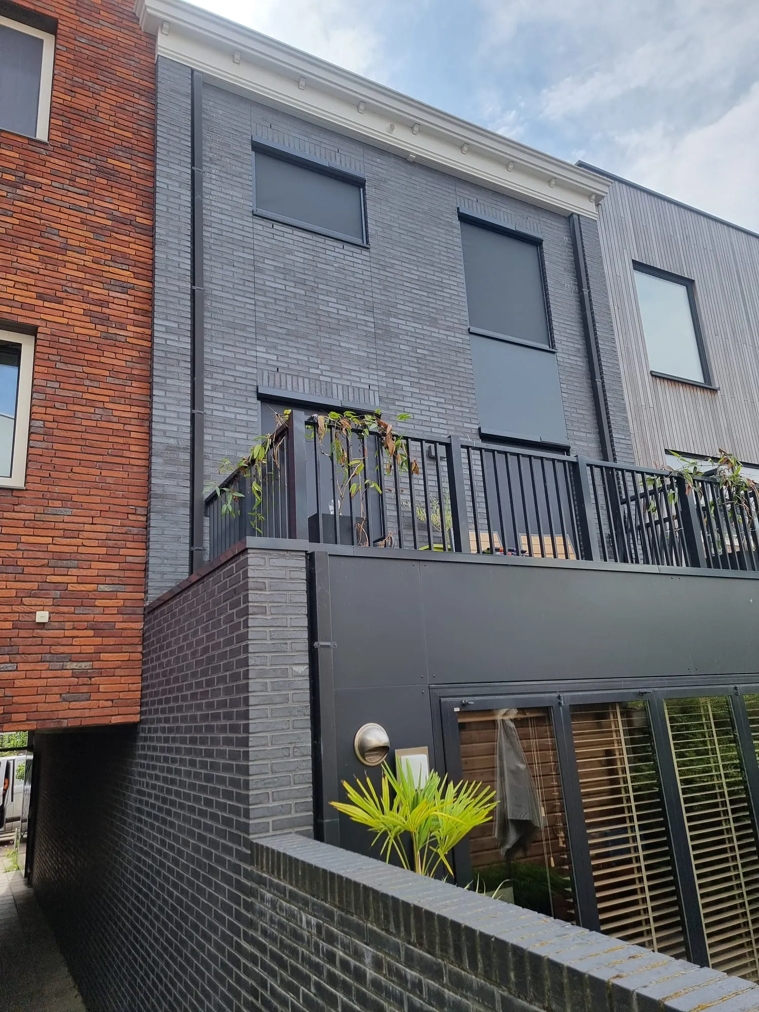 Screens neergelaten aan de achtergevel van een woning