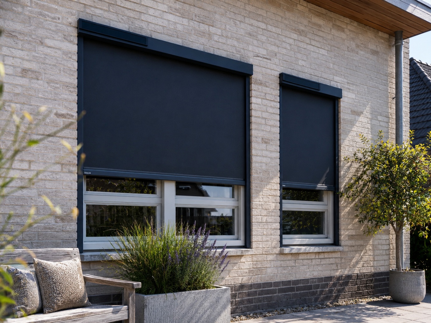 Donkere solar screens neergelaten voor de ramen van een woning