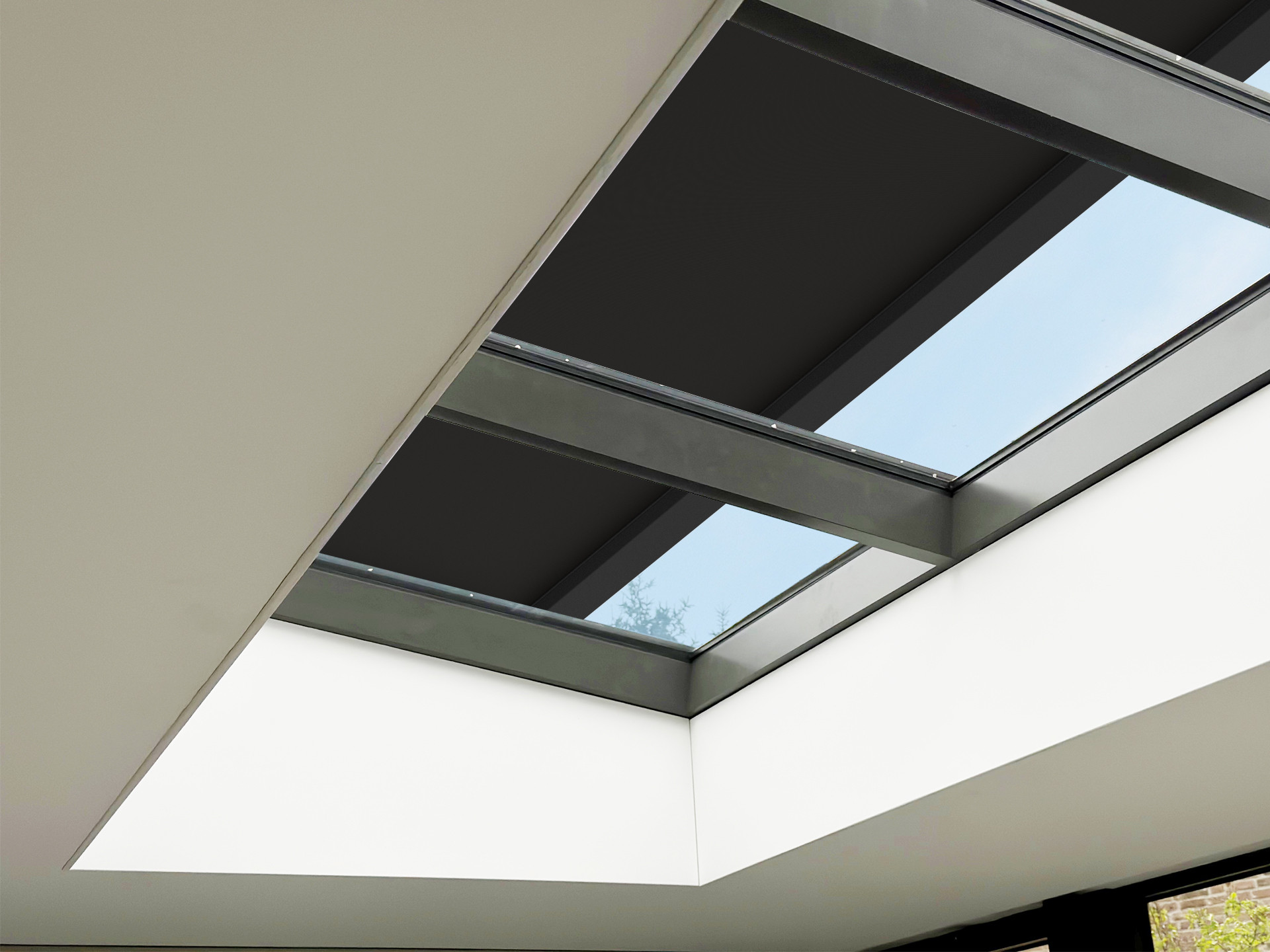 SolidSky zonwering deels uitgerold onder een glazen lichtstraat
